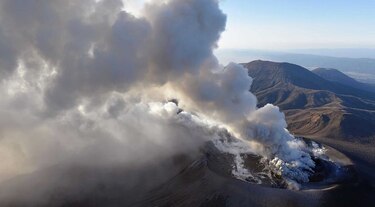 Hace erupción volcán en Japón; se cancelan los vuelos
