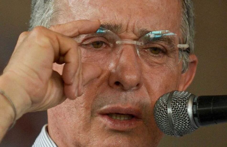 Álvaro Uribe sugiere 'intereses comerciales' de enviado de Estados Unidos para apoyar proceso de paz