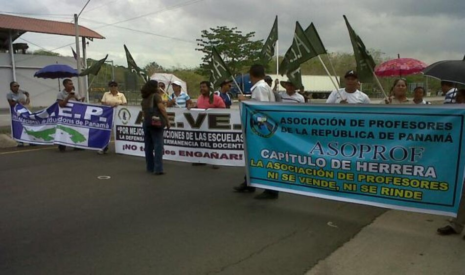Antimotines intervienen en protesta de educadores en Divisa