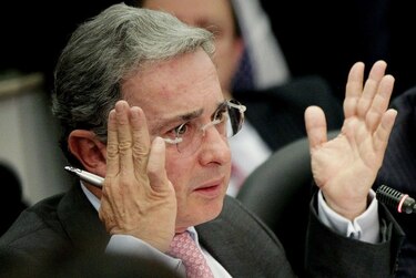 Expresidente Álvaro Uribe tuitea video pornográfico