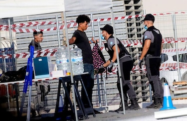 Las imágenes de la tensión durante el intento de desalojo de miles de migrantes de las playas de Ceuta