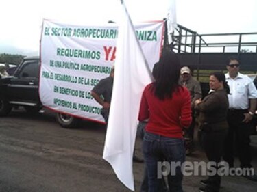Productores protestan durante las actividades del Día del agricultor