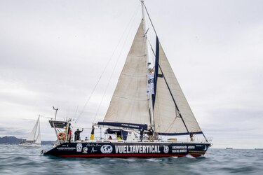 Zarpó el velero que tratará de completar la primera vuelta al mundo vertical