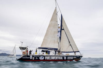 Zarpó el velero que tratará de completar la primera vuelta al mundo vertical