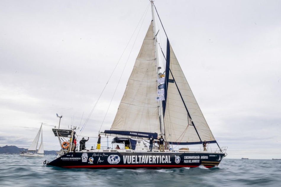 Zarpó el velero que tratará de completar la primera vuelta al mundo vertical