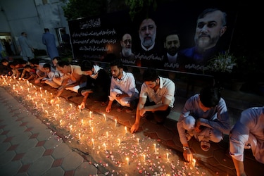 Decenas de miles de personas participan en los actos fúnebres del entierro de Raisi en Mashhad