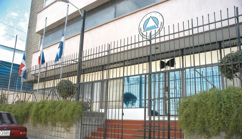 Parlacen rechaza juramentar a los Martinelli Linares