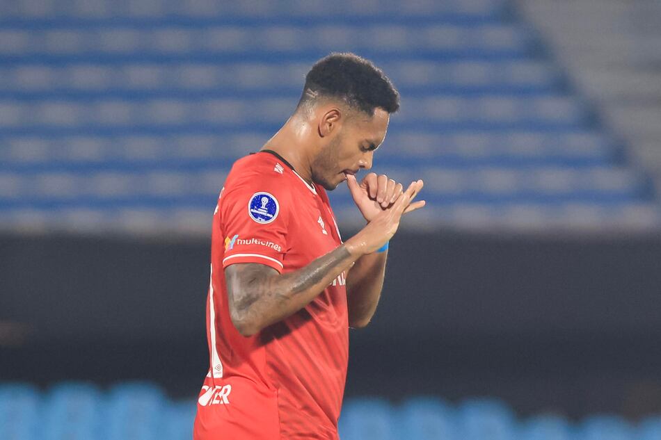 El panameño Ismael Díaz brilla con doblete y clasifica a Universidad Católica en la Sudamericana