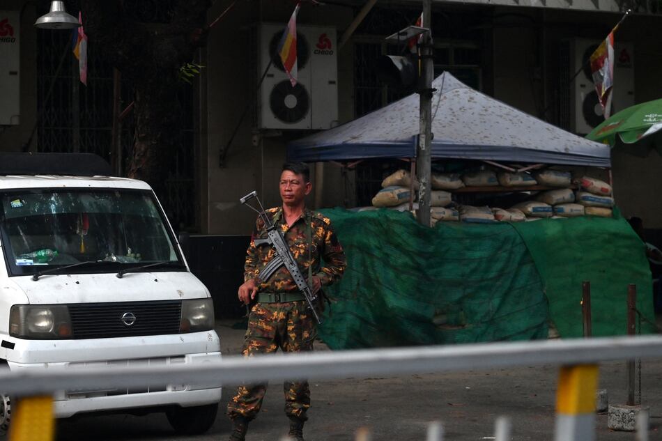 Junta birmana anuncia amnistía de 1,600 presos