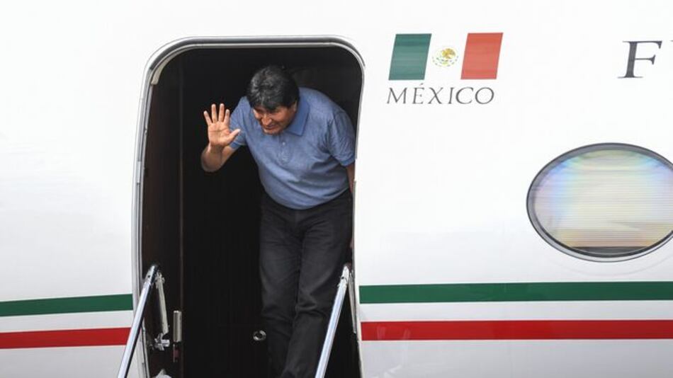 Evo Morales arriba a México como asilado político