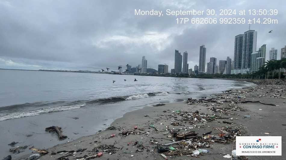 Desechos y aguas residuales causan mancha negra en la bahía de Panamá