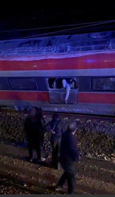 Mueren al menos 39 personas al chocar dos trenes de alta velocidad en el sur de España