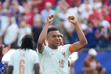 Kylian Mpbappé sigue como sombra a Lionel Messi