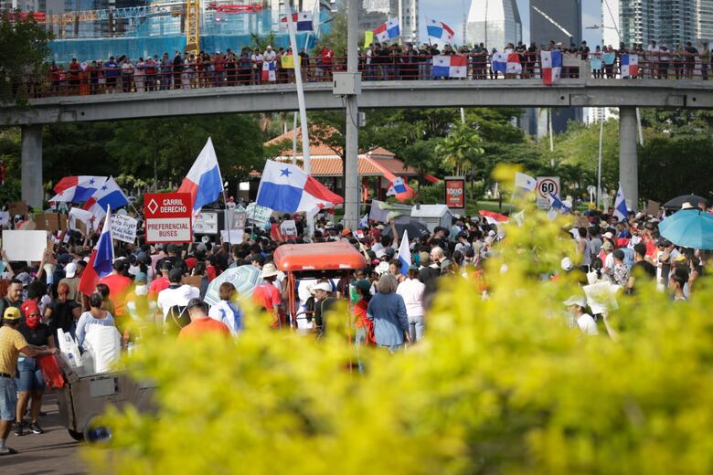 ‘Abajo el contrato minero’ piden los ciudadanos en una protesta en la cinta costera 