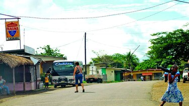 Ciudadanos protestan por atraso en obras de alcantarillado