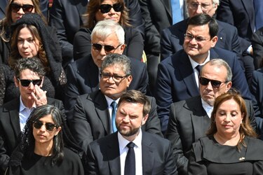 León XIV emprende su pontificado con un llamamiento a la paz en el mundo y a la unidad