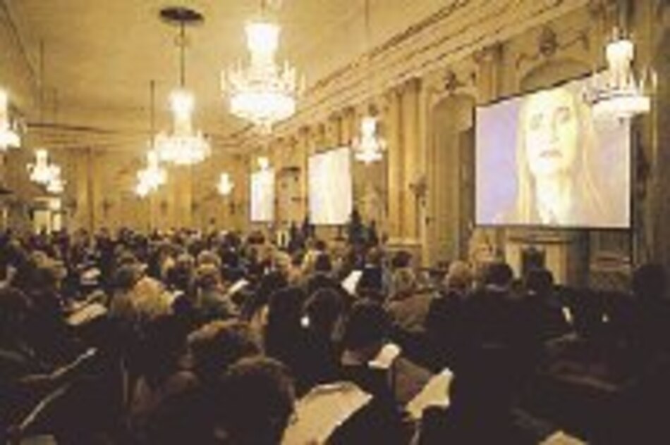 La escritora Elfriede Jelinek, una Nobel por video