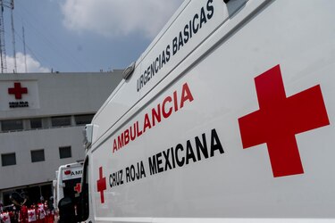 Mueren 18 personas tras un choque entre un camión cisterna y un autobús en México