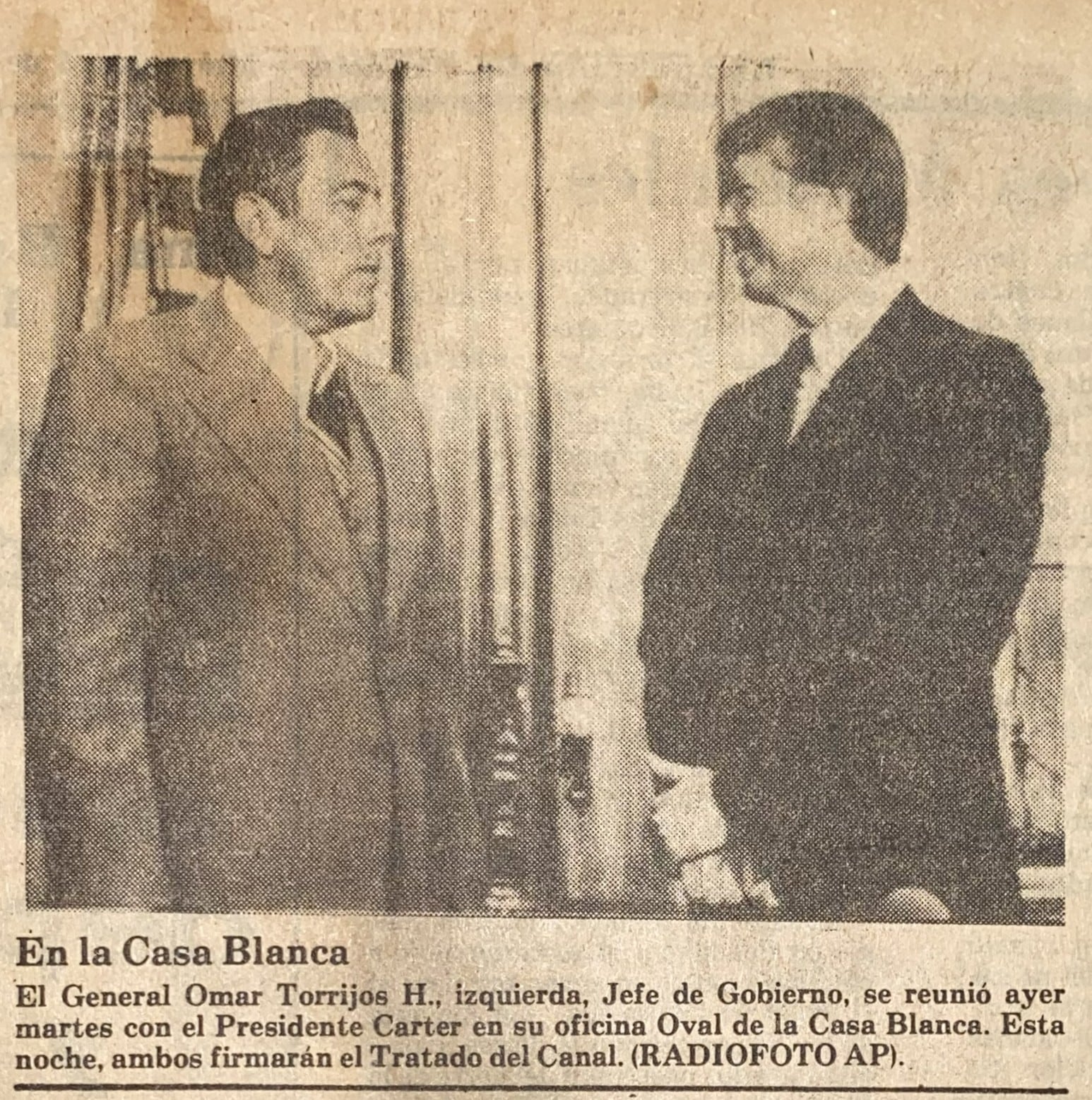 Foto de Omar Torrijos y Jimmy Carter un día antes de la firma de los tratados Torrijos Carter. Página 16 del diario La Estrella de Panamá. 7 de septiembre de 1977. Obtenido de la hemeroteca de la Biblioteca Nacional Ernesto J. Castillero.