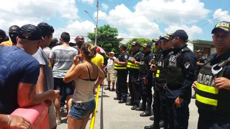 Cubanos protestan en Paso Canoas; atropellan a tres durante la marcha