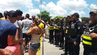 Cubanos protestan en Paso Canoas; atropellan a tres durante la marcha