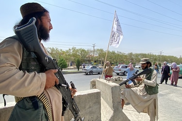 Talibanes prometen permitir el ‘paso seguro’ de civiles al aeropuerto de Kabul