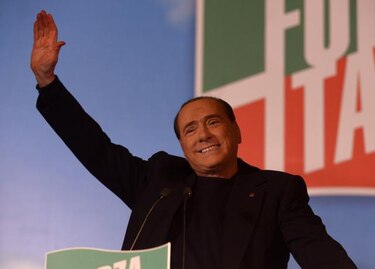 Berlusconi desaparece tras expulsión pero seguirá en política