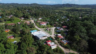 Los pueblos empapados de pobreza que caminan entre montañas ricas en oro y cobre