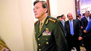 Detienen a exjefe del Ejército por plagios