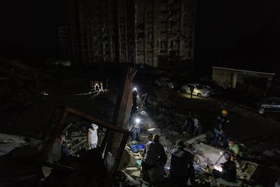 Rescatan a un niño de tres años en horas decisivas de búsqueda tras terremotos en en Venezuela