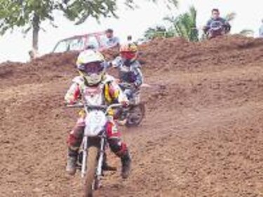 Amelie Jiménez busca su lugar en el motocross