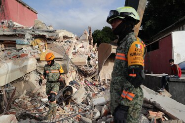 El rescatista mexicano de 80 años que atiende por tercera vez un desastre en Venezuela