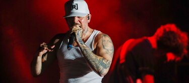 Residente anuncia un nuevo álbum con un original video de terapia junto a Najwa Nimri