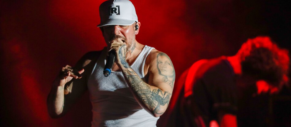 Residente anuncia un nuevo álbum con un original video de terapia junto a Najwa Nimri