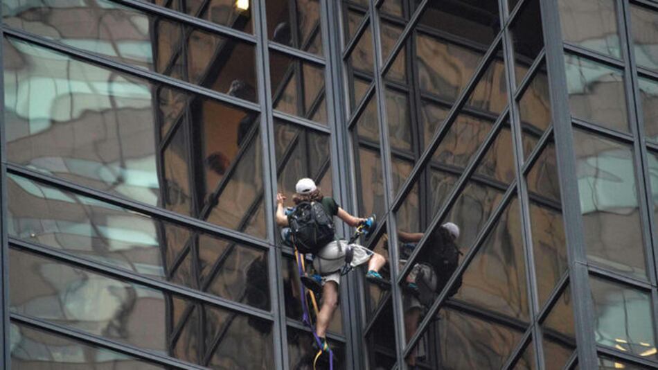 Detienen a un hombre que escaló la fachada de la Torre Trump