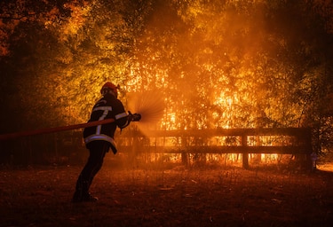 El incendio en la ciudad francesa de Gironda permanece ‘impredecible’ y con 220,000 personas evacuadas