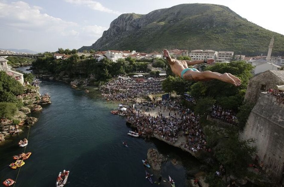 Salto desde puente se convierte en gran tradición en Bosnia