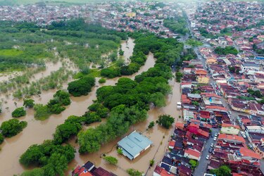 Brasileños intentan reponerse tras devastadoras inundaciones en Bahia