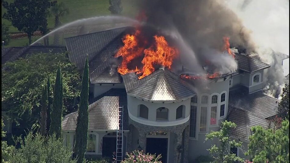 Voraz incendio consumió al menos veinte mansiones en California