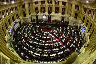 Diputados aprueban legalización del aborto en Argentina, que pasa al Senado