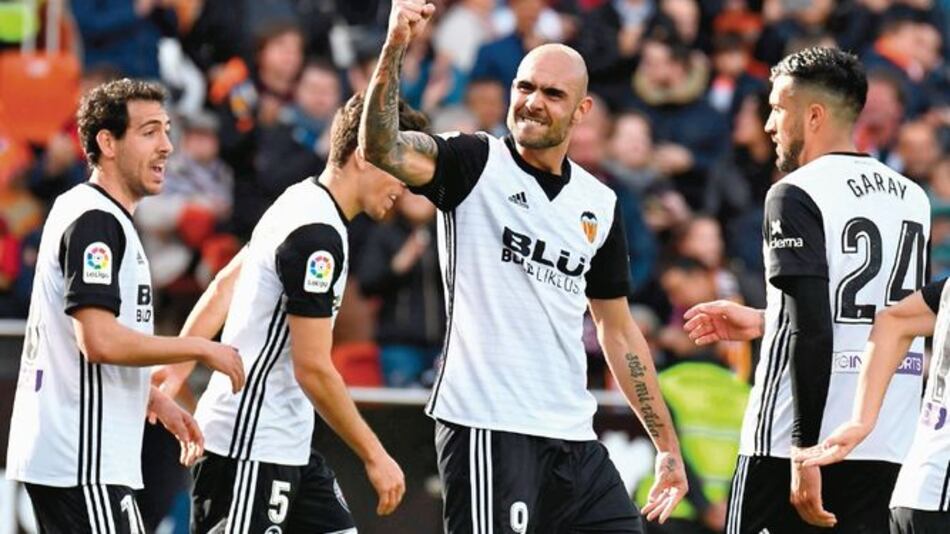 Valencia desplaza al Real Madrid