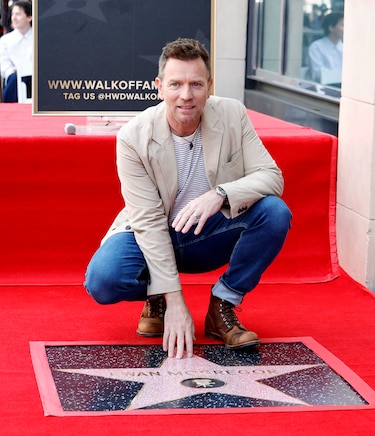 Ewan McGregor devela su estrella en el Paseo de la Fama cerca de la de Carrie Fisher