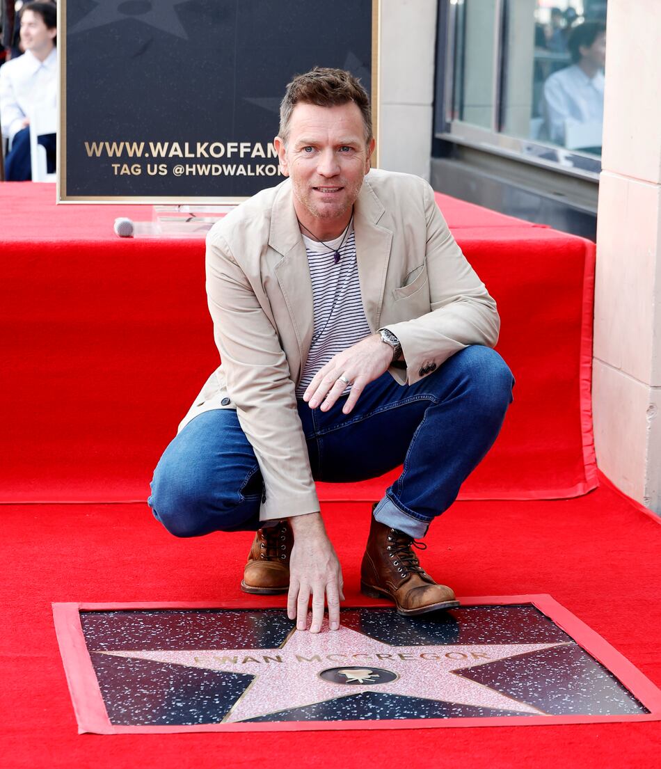 Ewan McGregor devela su estrella en el Paseo de la Fama cerca de la de Carrie Fisher