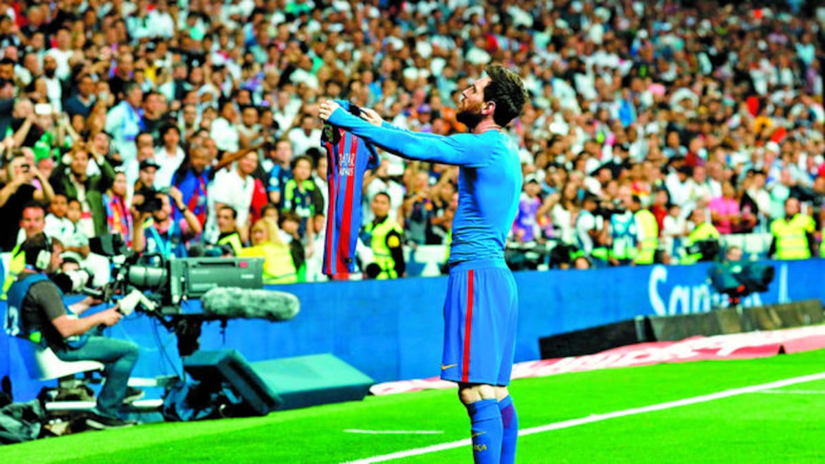 Lionel Messi muestra la camiseta después de anotar su gol a los presentes en el Santiago Bernabéu.