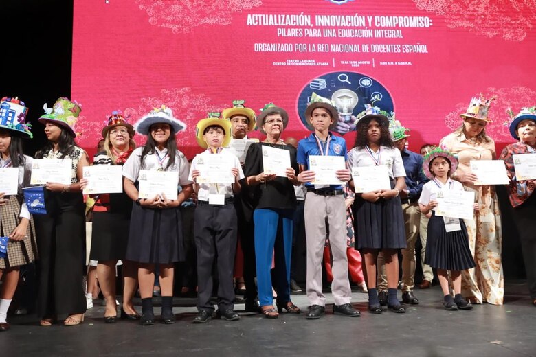 Festicrec 2025 premia la creatividad literaria de estudiantes, docentes y padres