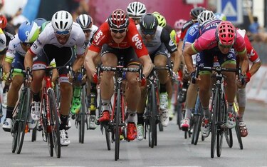 Greipel se lleva otra etapa, Dumoulin no cede en la punta