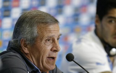 Tabárez dispara contra FIFA; apela a rebeldía