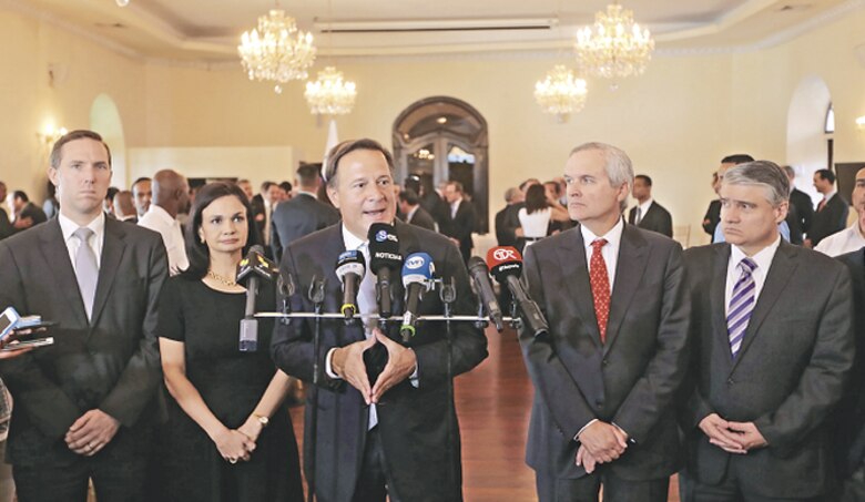 Joseph Stiglitz y Mark Pieth, al comité independiente