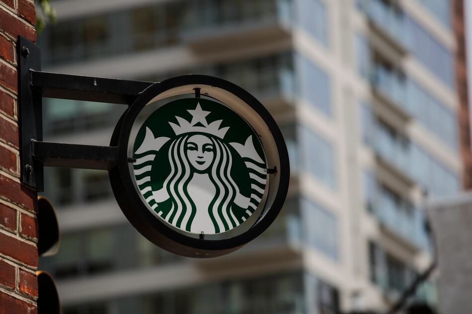 Starbucks suspende publicidad en redes sociales para protestar contra odio racial