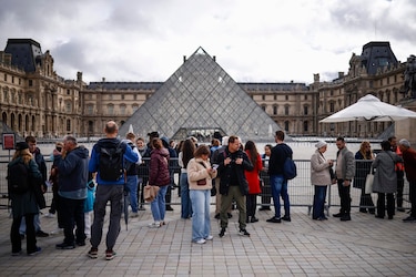 ‘Un robo digno de James Bond’, se sorprenden turistas frustrados por el cierre del Louvre